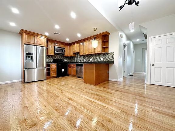 2nd image of 90 George St #90