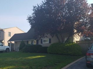19 Whisper Ln, Wantagh, NY 11793