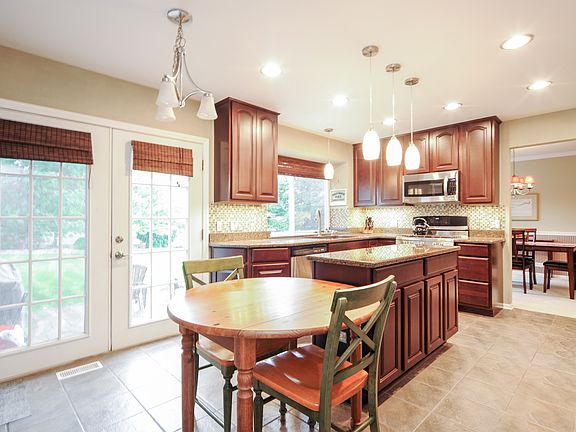 5th image of 822 Fieldstone Dr