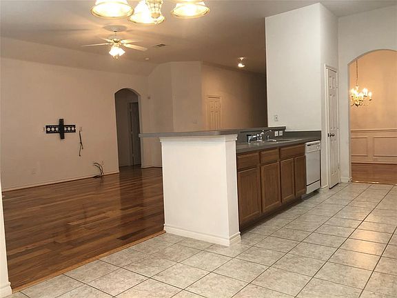 5th image of 6009 Meadowglen Dr