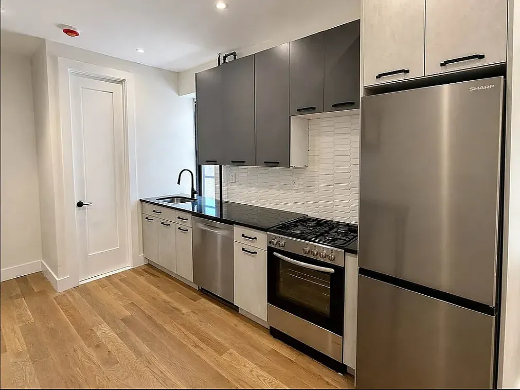 656 Metropolitan Avenue — Photo 4