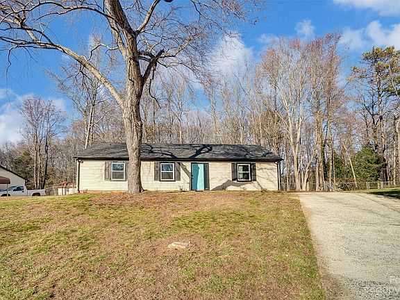 3rd image of 4313 Dunwoody Dr