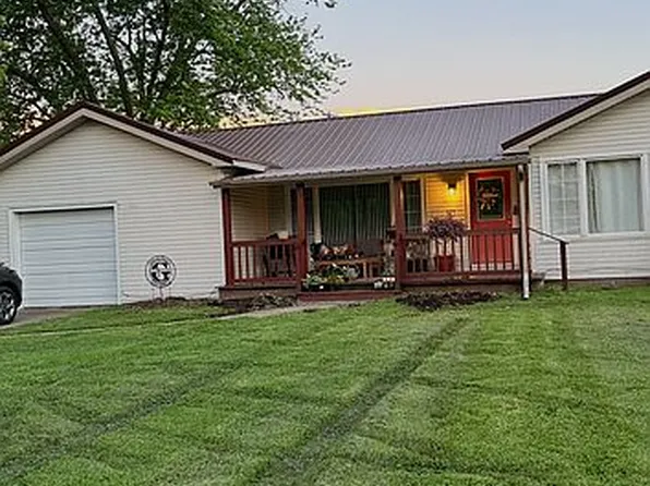 203 W Callie St, Sesser, IL 62884