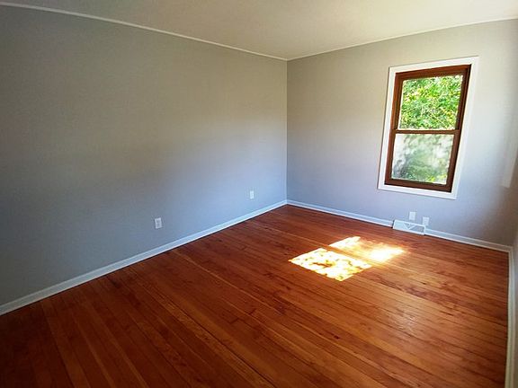 3rd image of 344 E Dickens Ave