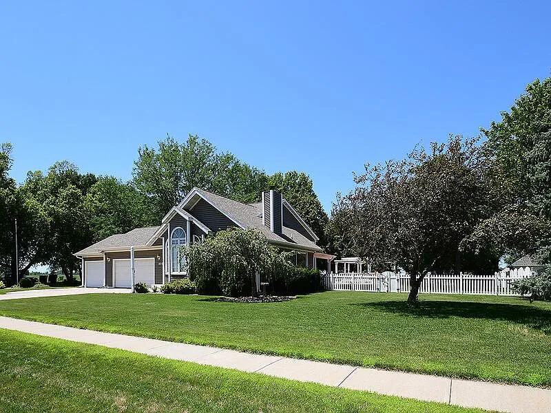 4 bed, 2.5 bath, 2153 sqft, $2,750 — Photo 2