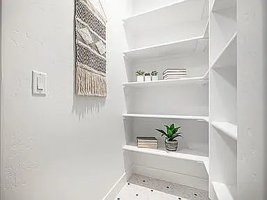 514 S Hamlin Ln — Photo 9