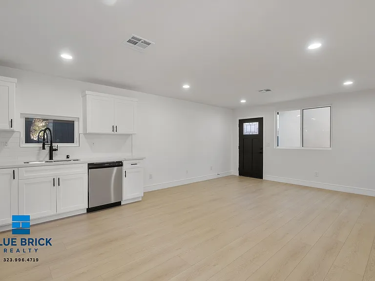 2708 S Cochran Ave #2708 — Photo 9