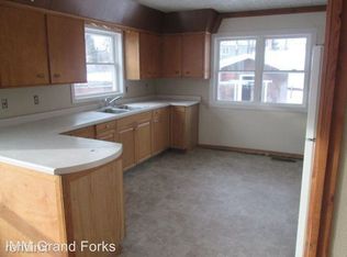 709 S 24th St, Grand Forks, ND 58201