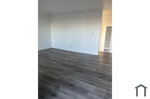 711 W Queen St #203 Photo 1