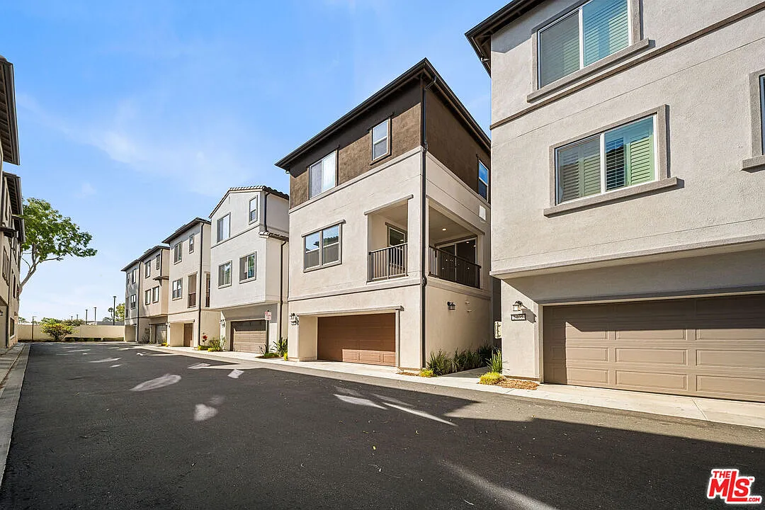 4 bed, 3.5 bath, 1762 sqft, $4,600 — Photo 3