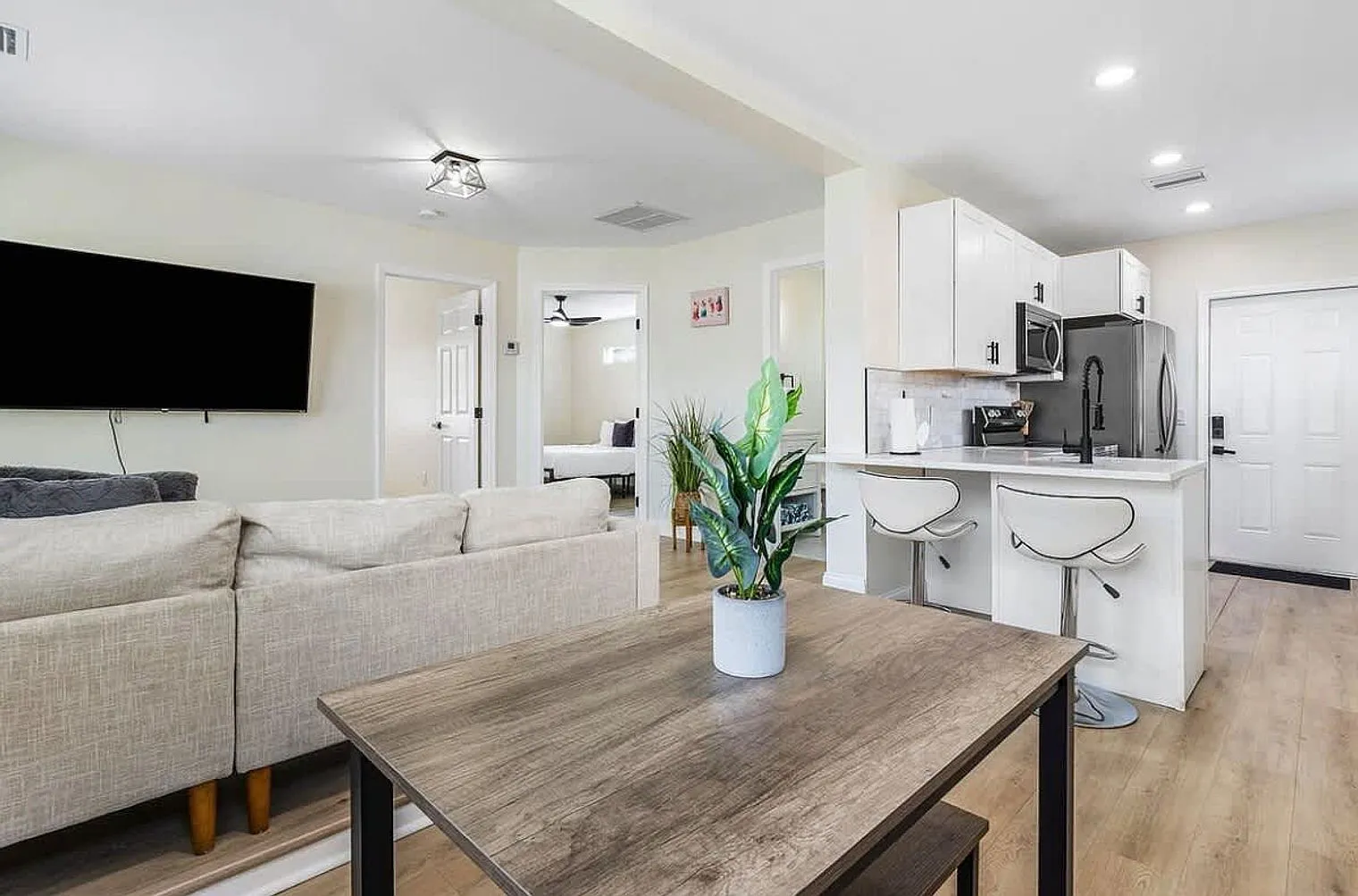 2 bed, 1.0 bath, $4,343 — Photo 2