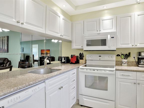 3rd image of 2702 Nassau Bnd APT A1