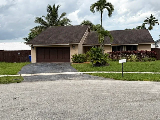 731 SW 95th Way — Photo 1