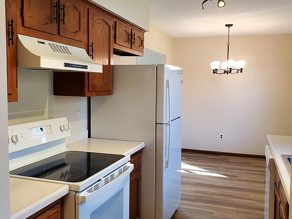 3rd image of 482 Villabrook Ct
