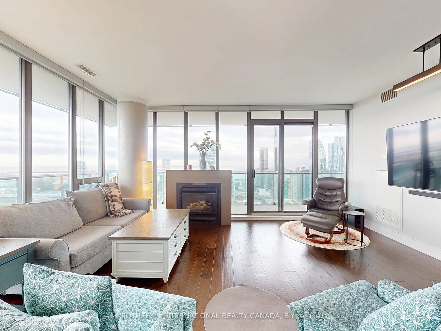 Spire Condominiums — Photo 4