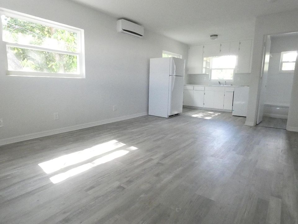 2nd image of 125 E King St #A & B