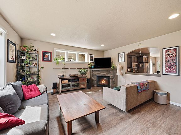 5th image of 681 N Meadow Ln