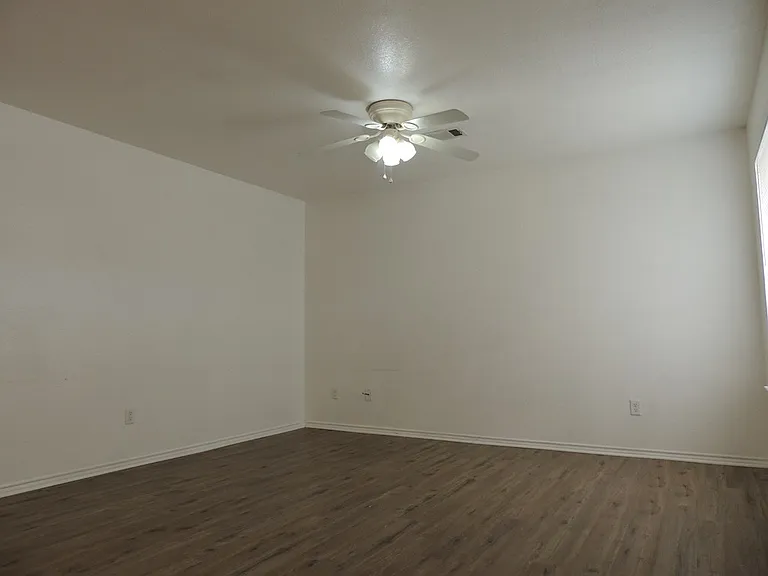 930 Edwards St — Photo 2