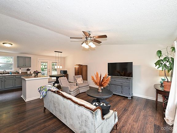 3rd image of 7953 Monfreya Ct