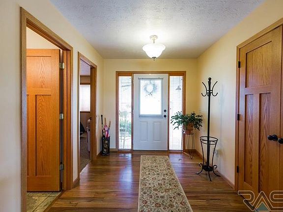 2nd image of 812 N Dubuque Ave