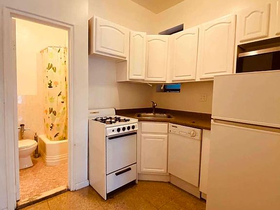 4th image of 311 E 80th St #8E