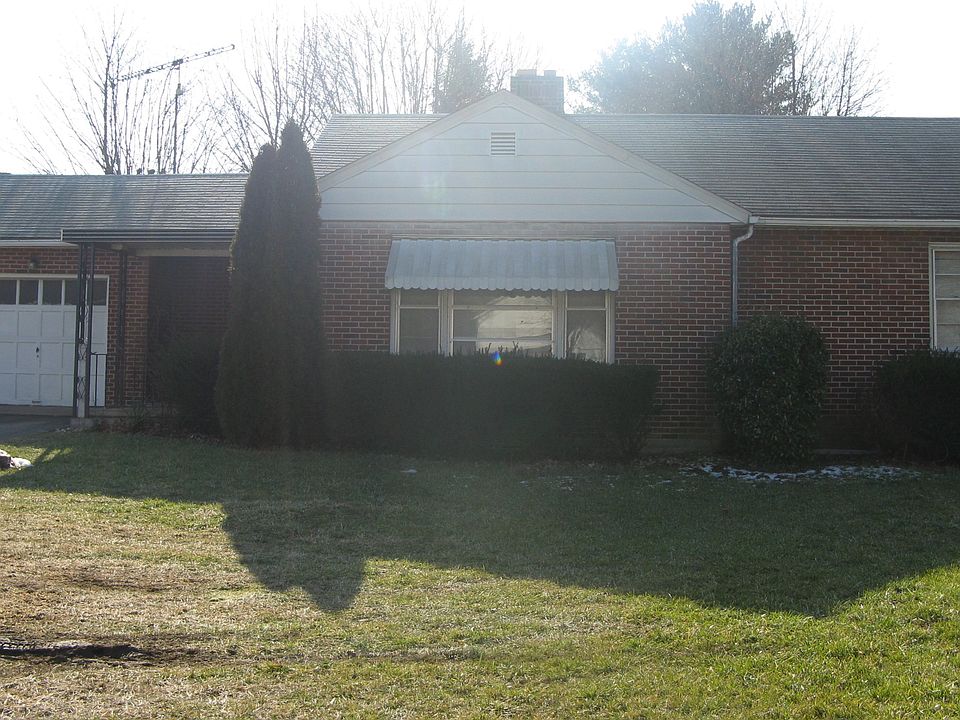 820 Buchanan Trail East