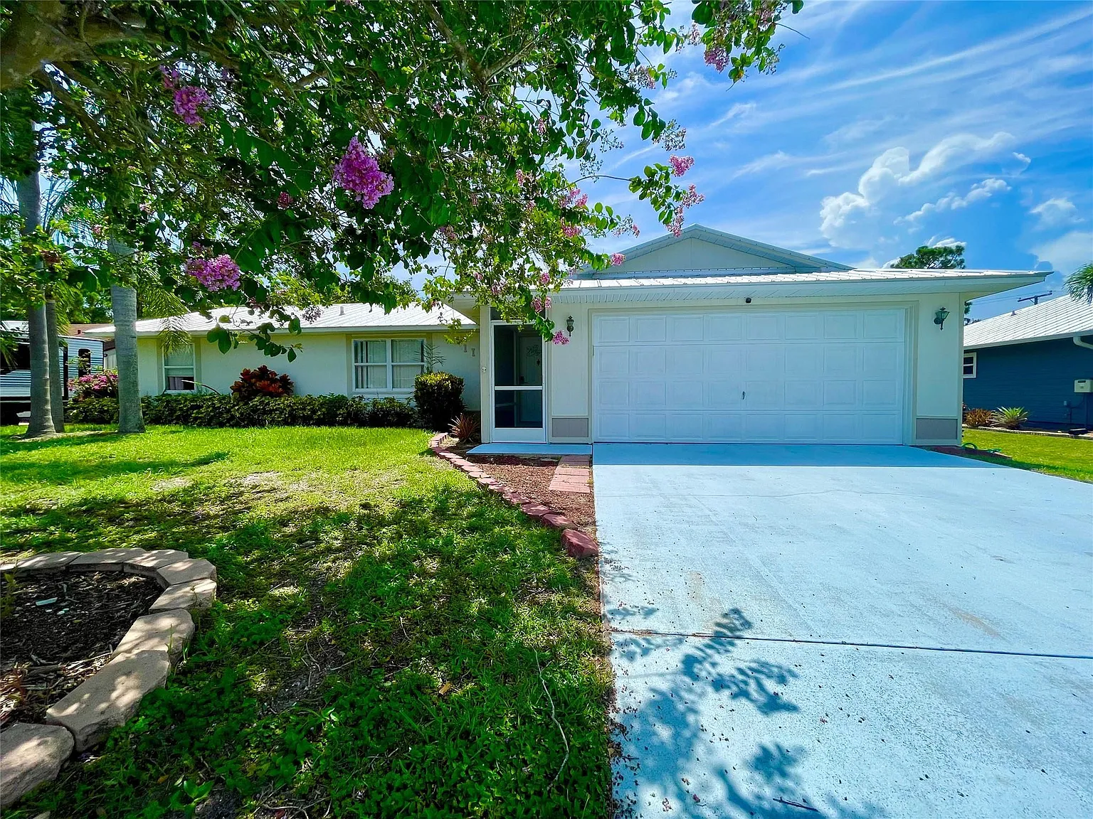 3 bed, 2.0 bath, 1172 sqft, $3,200 — Photo 1