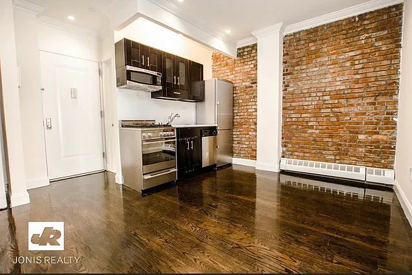 Rented by Jonis Realty | media 10