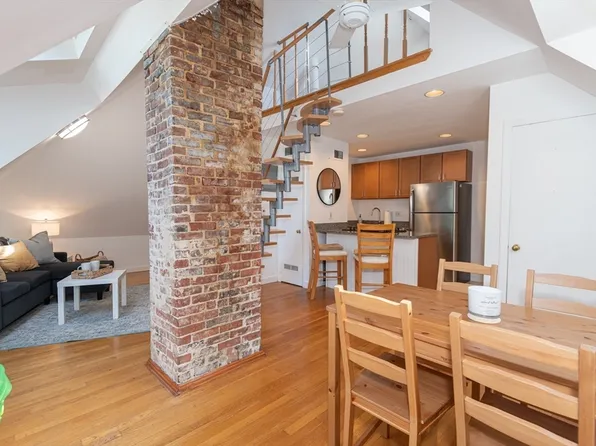 83 Pleasant St APT 7, Marblehead, MA 01945