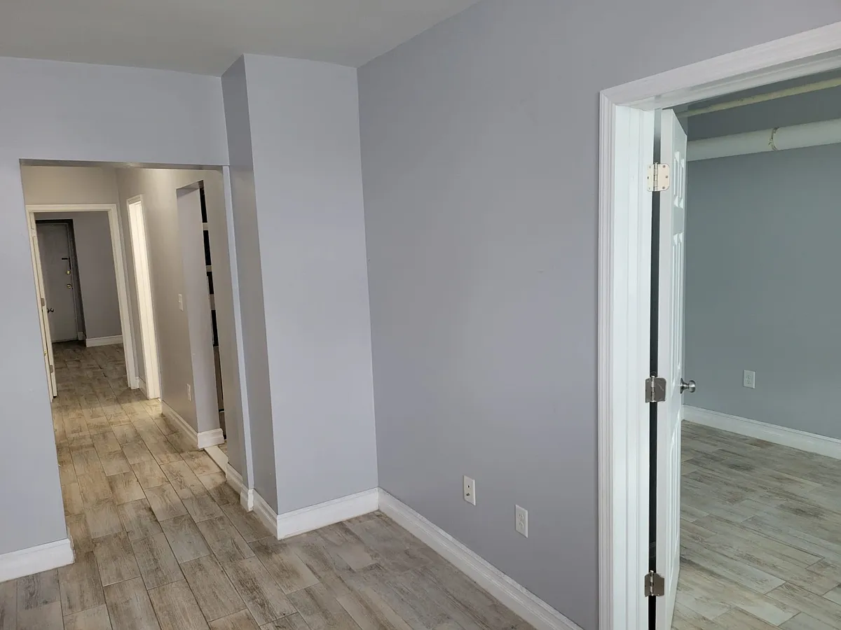 Building Photo - 100 W 33rd St #B1