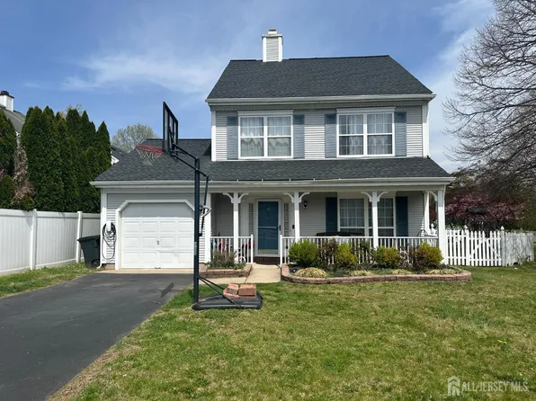 48 Stanford Dr, Kendall Park, NJ 08824