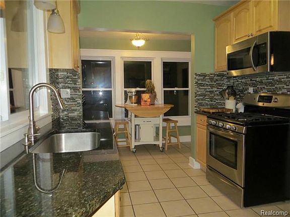 3rd image of 1033 Batavia Ave