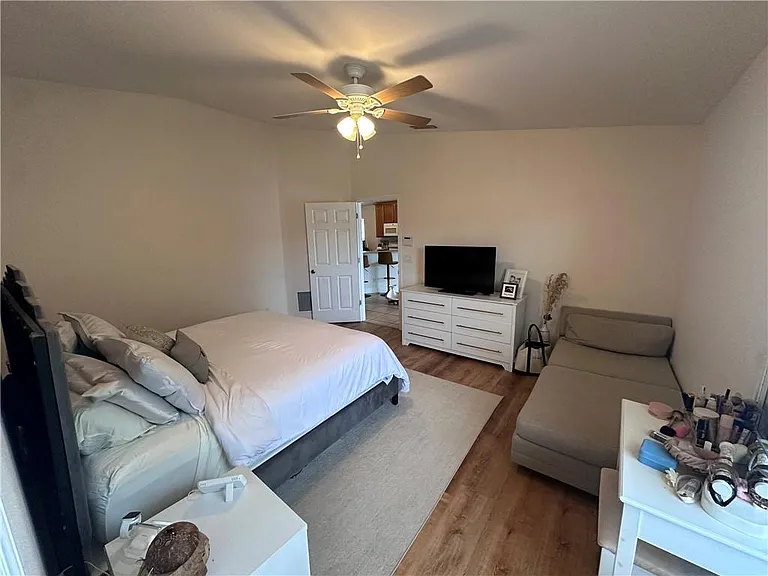 824 Greenleaf Cir — Photo 6