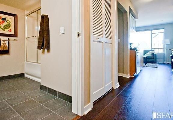4th image of 170 King St Unit 1107