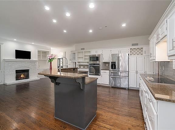 3rd image of 10340 S Hollis Ln