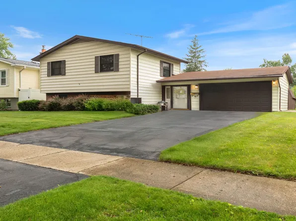 7578 Brookside Dr, Hanover Park, IL 60133