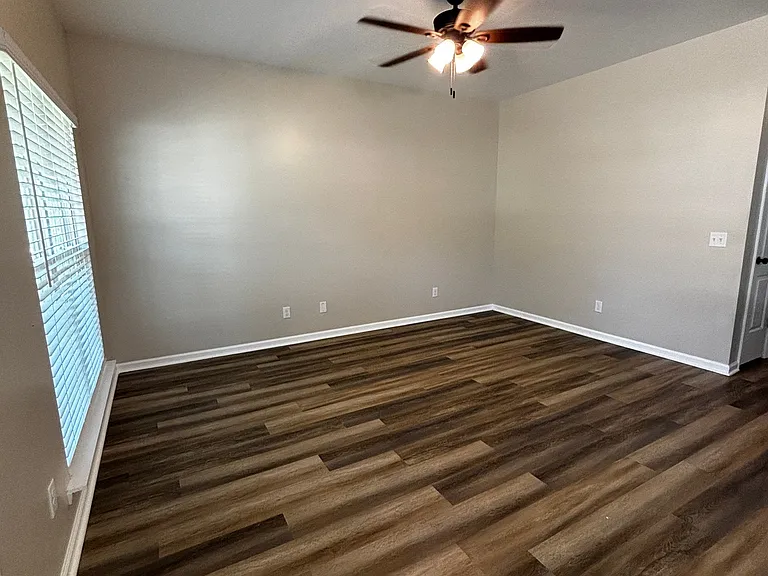 604 N Main St — Photo 2