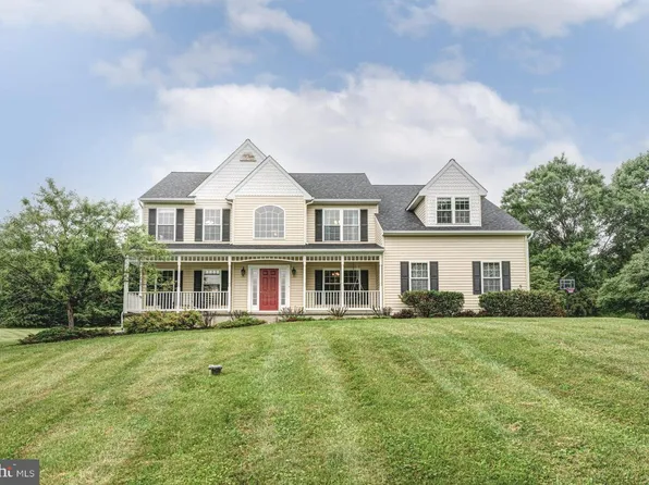 66 Light Farm Dr, Cochranville, PA 19330