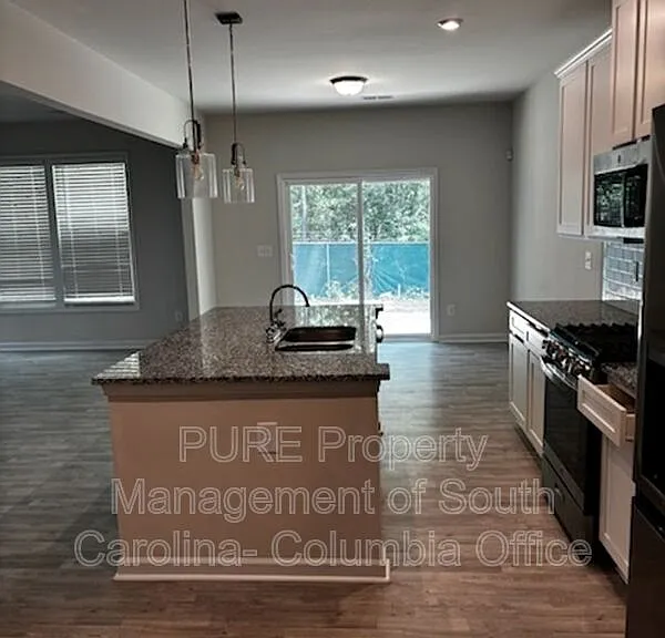 1155 Crescent Moon Loop — Photo 10