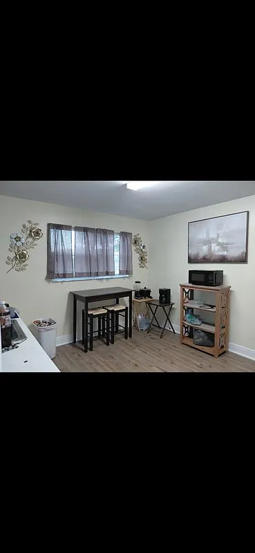 4 bed, 2.0 bath, 975 sqft, $1,000 — Photo 2