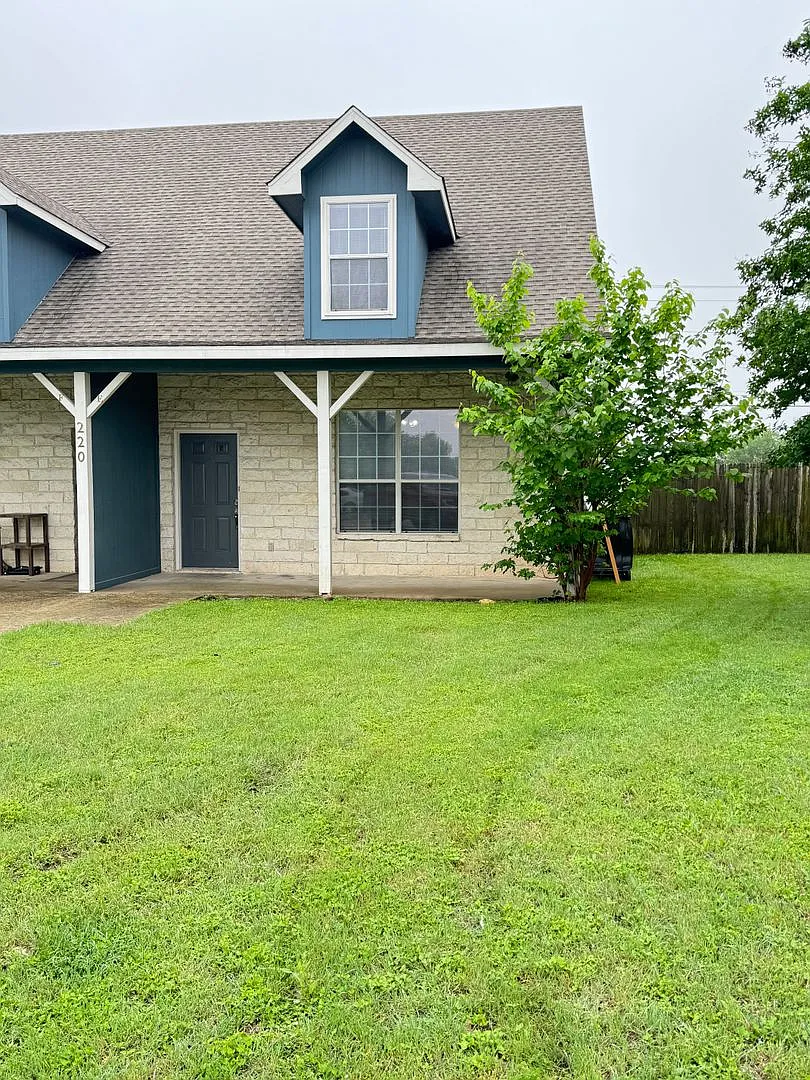 Building Photo - 220 Sandstone Dr