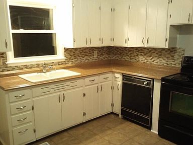 Kitchen with tile backsplash