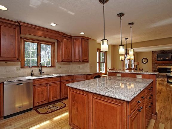 2nd image of 1624 Carriage Hill Dr