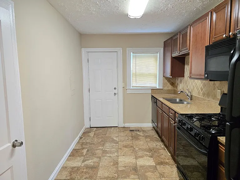 583 Colonial Cir — Photo 4