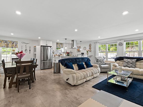 3rd image of 2253 Washington St #1