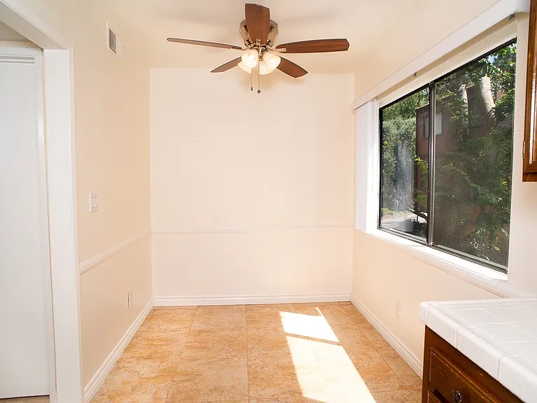 21931 Burbank Blvd #17 — Photo 8