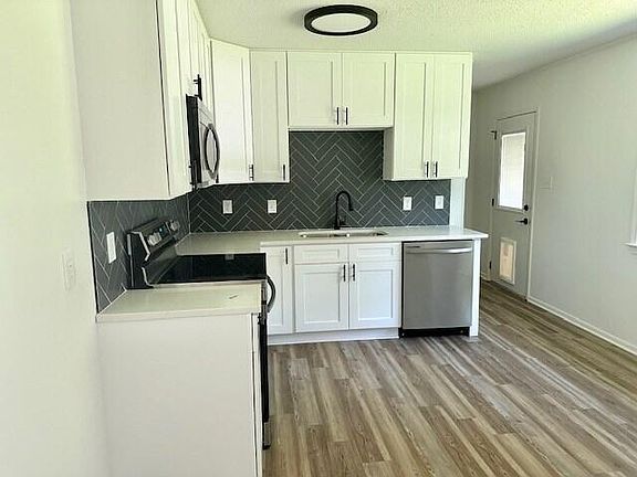 3rd image of 811 Lakewood Dr