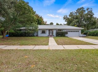 107 E Magnolia Ave, Howey In The Hills, FL 34737
