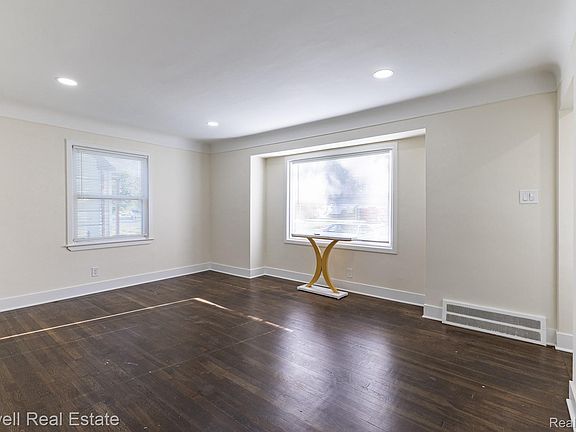 5th image of 25246 Hayes Rd