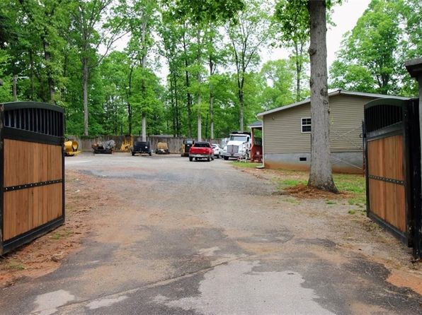 208 Holiday Way, Carrollton, GA 30116